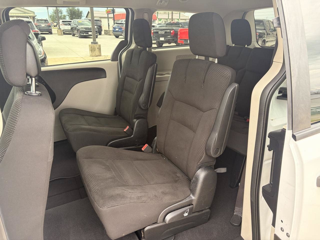 Used 2020 Dodge Grand Caravan SE w/ Rear Park Assist Package FWD image 9