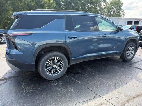 Used 2025 Chevrolet Traverse LT w/ Driver Confidence Package FWD image 3