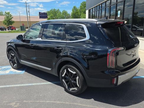 Certified 2023 Kia Telluride EX w/ EX Captain's Chair Package AWD/4WD image 3
