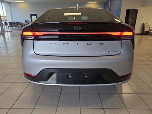 Used 2025 Toyota Prius Plug-In Hybrid image 7