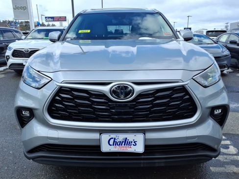 Used 2023 Toyota Highlander XLE image 2