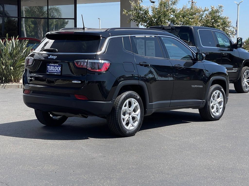 Used 2024 Jeep Compass Latitude AWD/4WD image 6