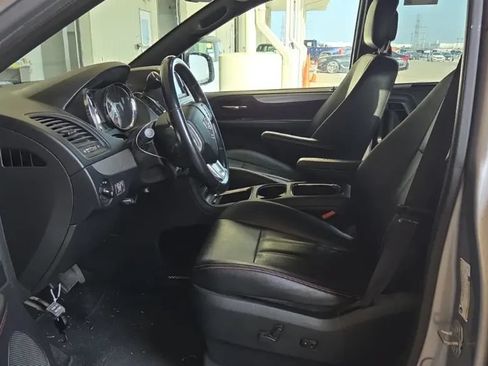 Used 2019 Dodge Grand Caravan GT FWD image 2
