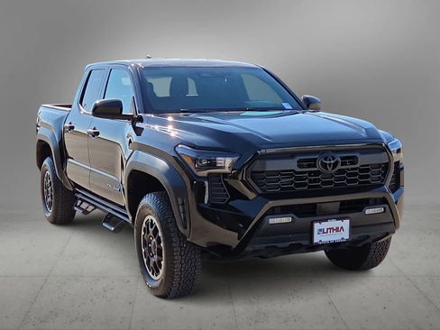 Used 2025 Toyota Tacoma TRD Off-Road image 3