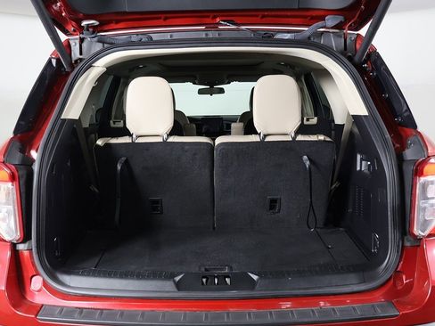 Used 2022 Ford Explorer XLT w/ Equipment Group 202A image 18