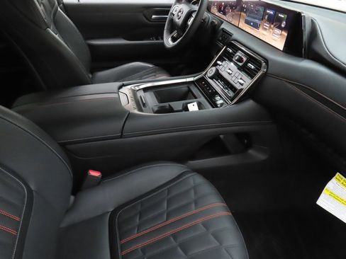 Used 2025 Nissan Armada PRO-4X image 25