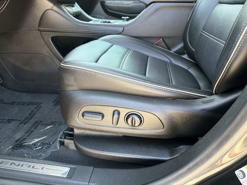 Used 2022 GMC Acadia Denali w/ Denali Ultimate Package AWD/4WD image 19