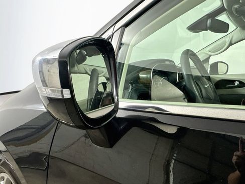 Used 2023 Chrysler Pacifica Limited FWD image 39