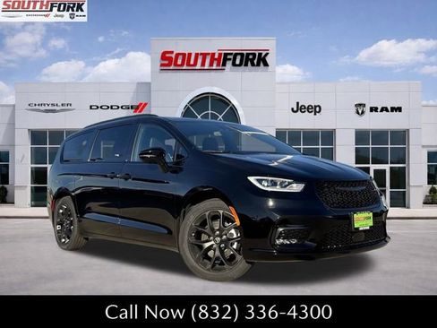 New 2026 Chrysler Pacifica Limited image 1