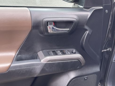 Certified 2022 Toyota Tacoma Limited AWD/4WD image 18