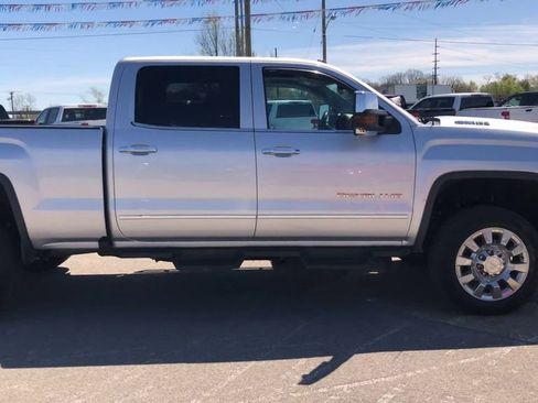 Used 2018 GMC Sierra 2500 Denali w/ Duramax Plus Package AWD/4WD image 9