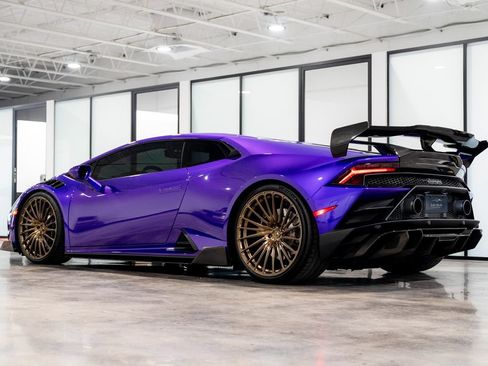 Used 2021 Lamborghini Huracan EVO RWD image 10
