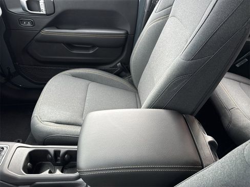 Used 2024 Jeep Wrangler Sahara image 21