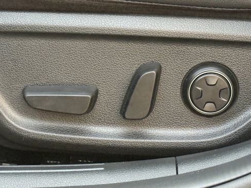 Used 2025 Genesis G70 2.5T image 32