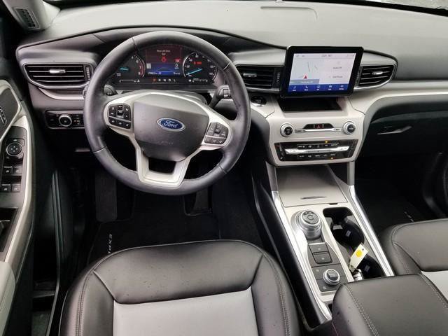 Used 2023 Ford Explorer XLT w/ Equipment Group 202A AWD/4WD image 17