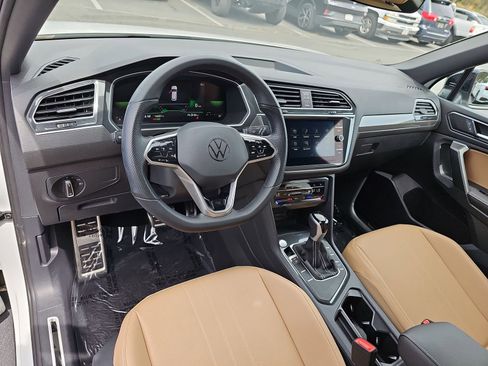 Certified 2023 Volkswagen Tiguan SE R-Line FWD image 17