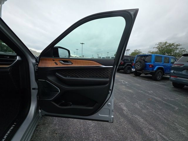 Used 2025 Jeep Grand Cherokee L Summit AWD/4WD image 18