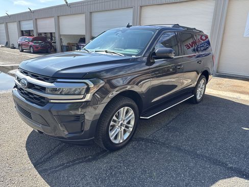 Used 2022 Ford Expedition XLT AWD/4WD image 3