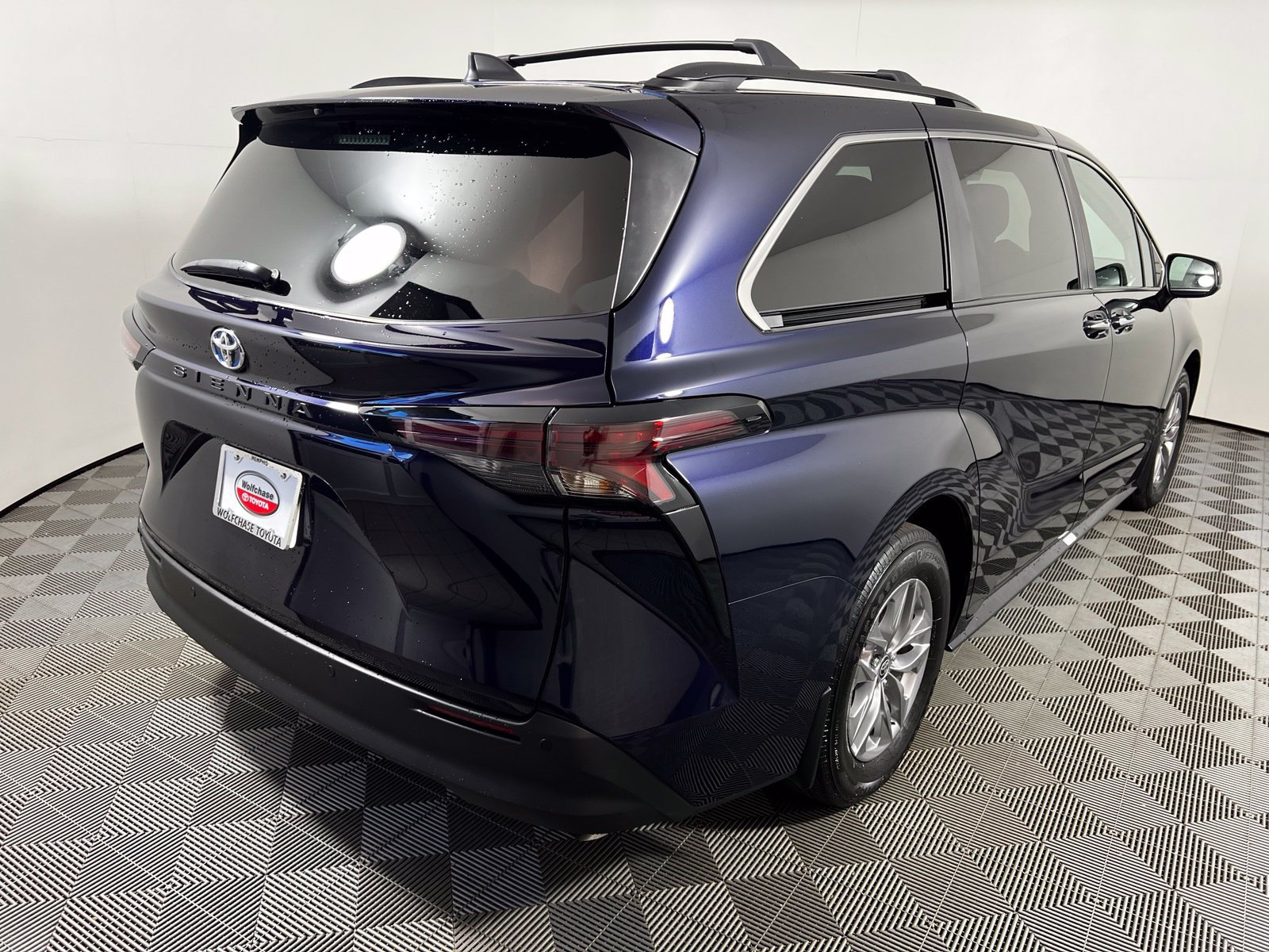 Certified 2025 Toyota Sienna XLE FWD image 5