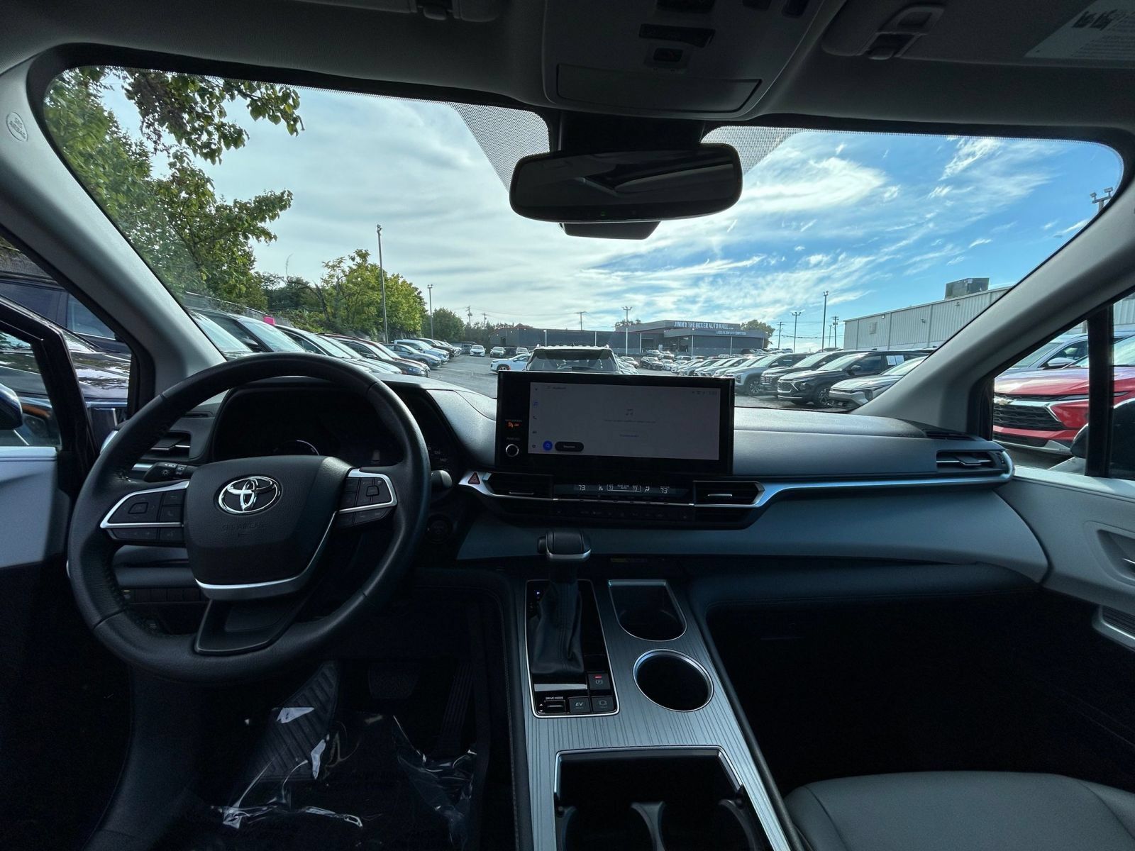 Used 2025 Toyota Sienna XLE FWD image 30