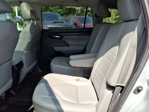 Used 2021 Toyota Highlander XLE AWD/4WD image 11