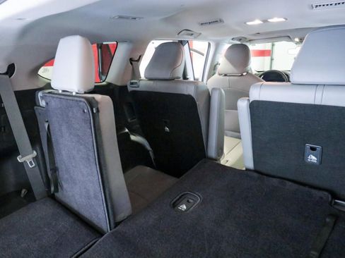 Used 2022 Toyota Highlander XLE FWD image 32