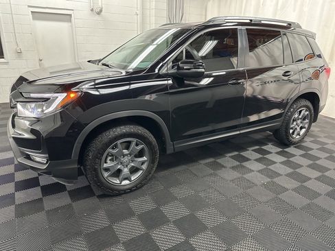 Used 2025 Honda Passport TrailSport image 2