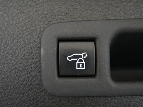 Used 2025 Toyota Sienna XLE FWD image 25