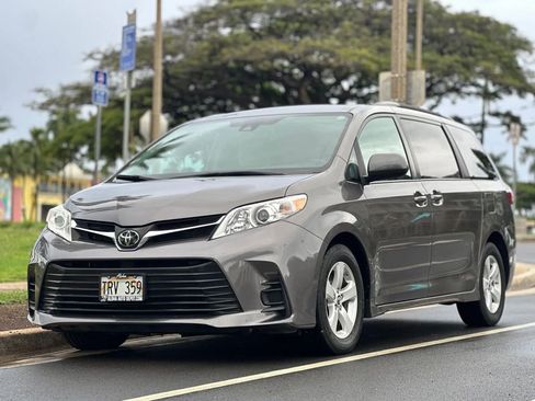 Used 2019 Toyota Sienna LE image 1