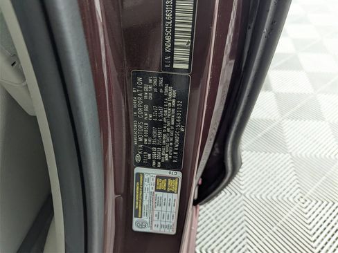 Used 2020 Kia Sedona LX image 40