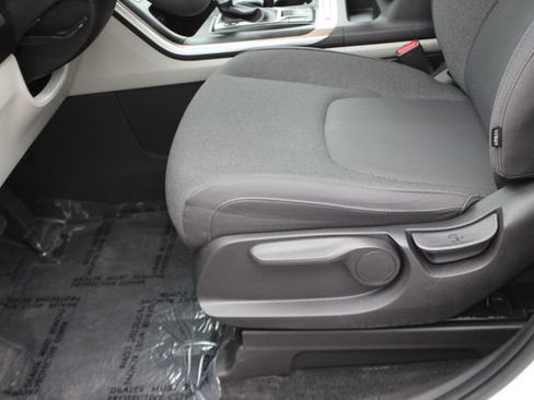 Used 2024 Kia Carnival LX FWD image 19