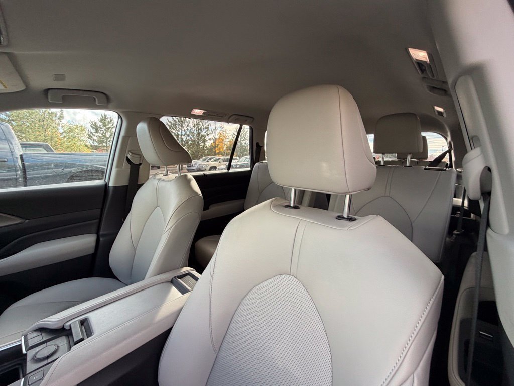 Used 2025 Toyota Grand Highlander AWD image 23
