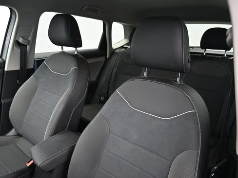 Used 2024 Volkswagen Taos SE FWD image 5