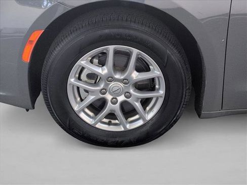 Used 2025 Chrysler Pacifica Select image 23