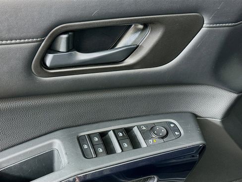 Used 2025 Nissan Pathfinder SV FWD image 15