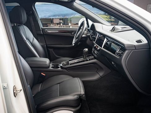 Certified 2024 Porsche Macan image 21