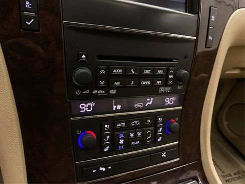 Used 2011 Cadillac Escalade Premium image 32