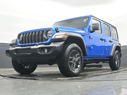 Used 2025 Jeep Wrangler Sport S image 25