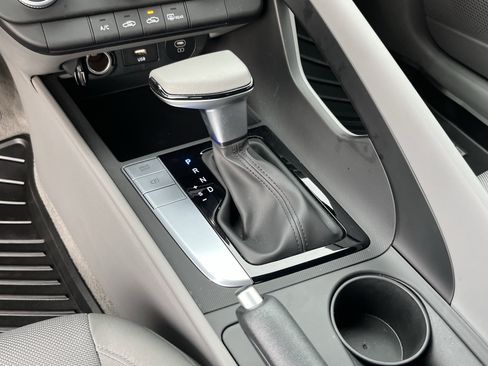 Certified 2025 Hyundai Elantra SE image 22