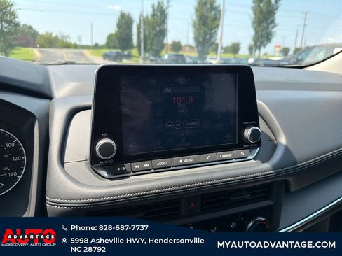 Used 2024 Nissan Rogue S FWD image 11