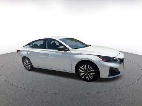 Used 2025 Nissan Altima 2.5 SV FWD image 2