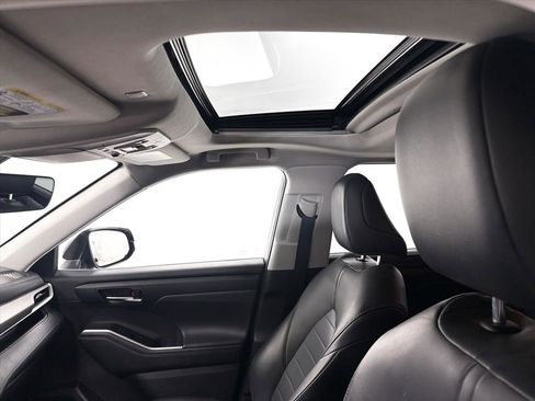 Used 2020 Toyota Highlander XLE image 5