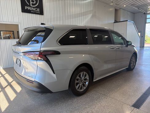 Used 2024 Toyota Sienna LE AWD/4WD image 4