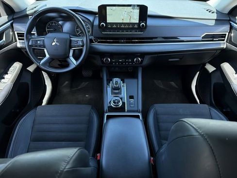 Used 2024 Mitsubishi Outlander AWD image 17