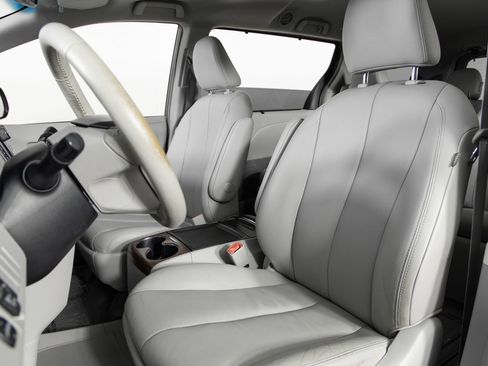 Used 2013 Toyota Sienna XLE image 16