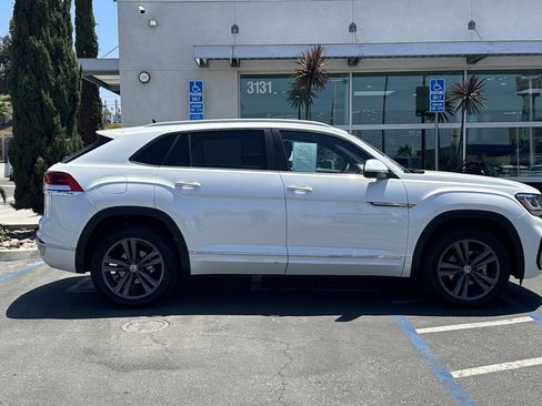Used 2021 Volkswagen Atlas Cross Sport SE w/ Panoramic Sunroof Package FWD image 3