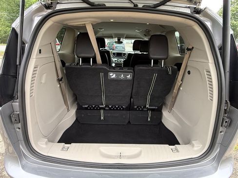 Used 2018 Chrysler Pacifica Touring-L FWD image 33