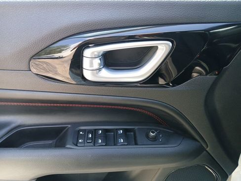 Used 2025 Jeep Compass Trailhawk AWD/4WD image 11