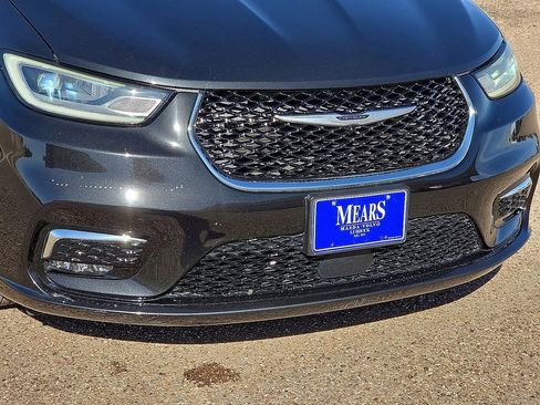 Used 2023 Chrysler Pacifica Touring-L image 9