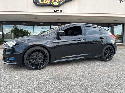 Used 2017 Ford Focus ST FWD image 4